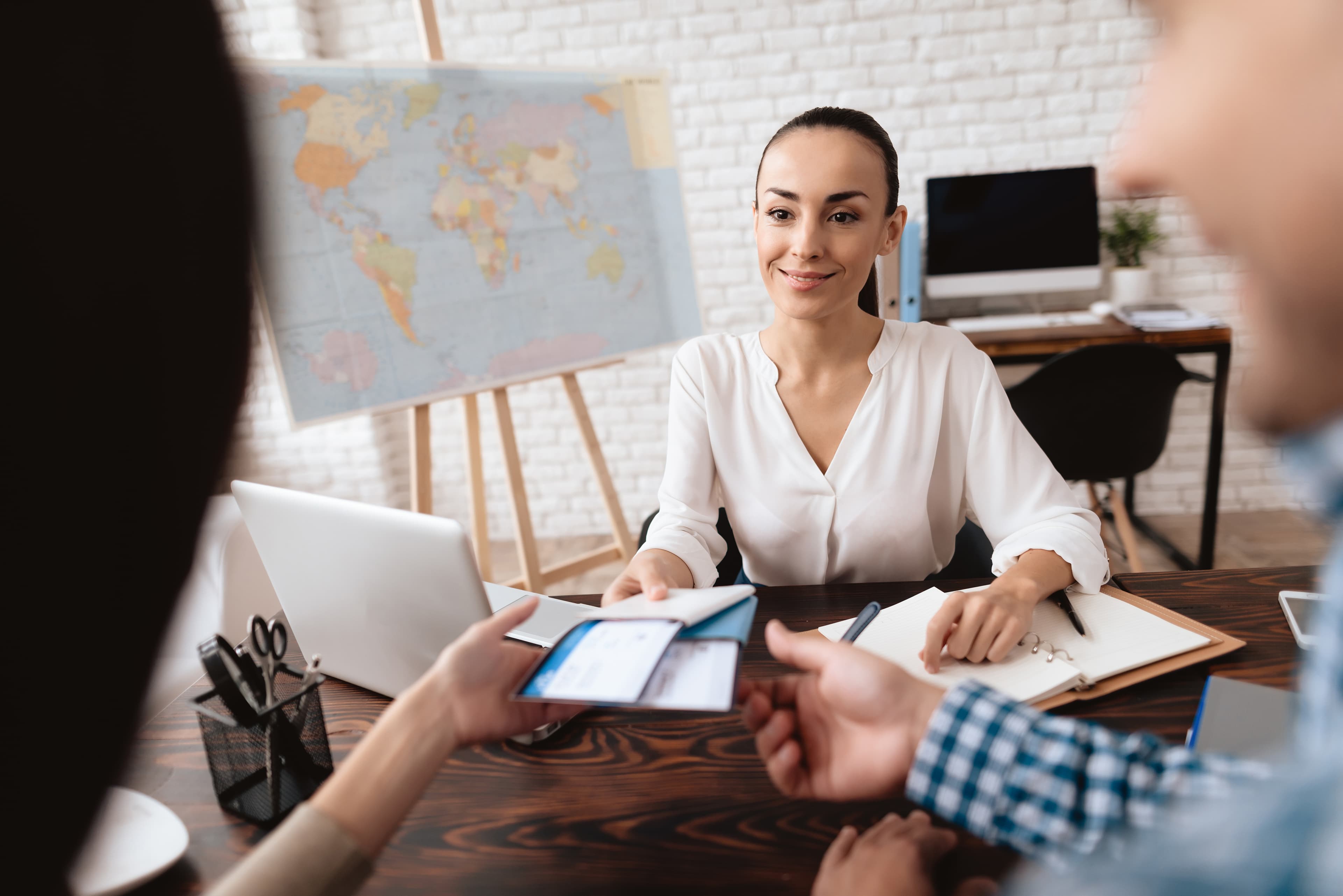 Mujer consultando un mapa