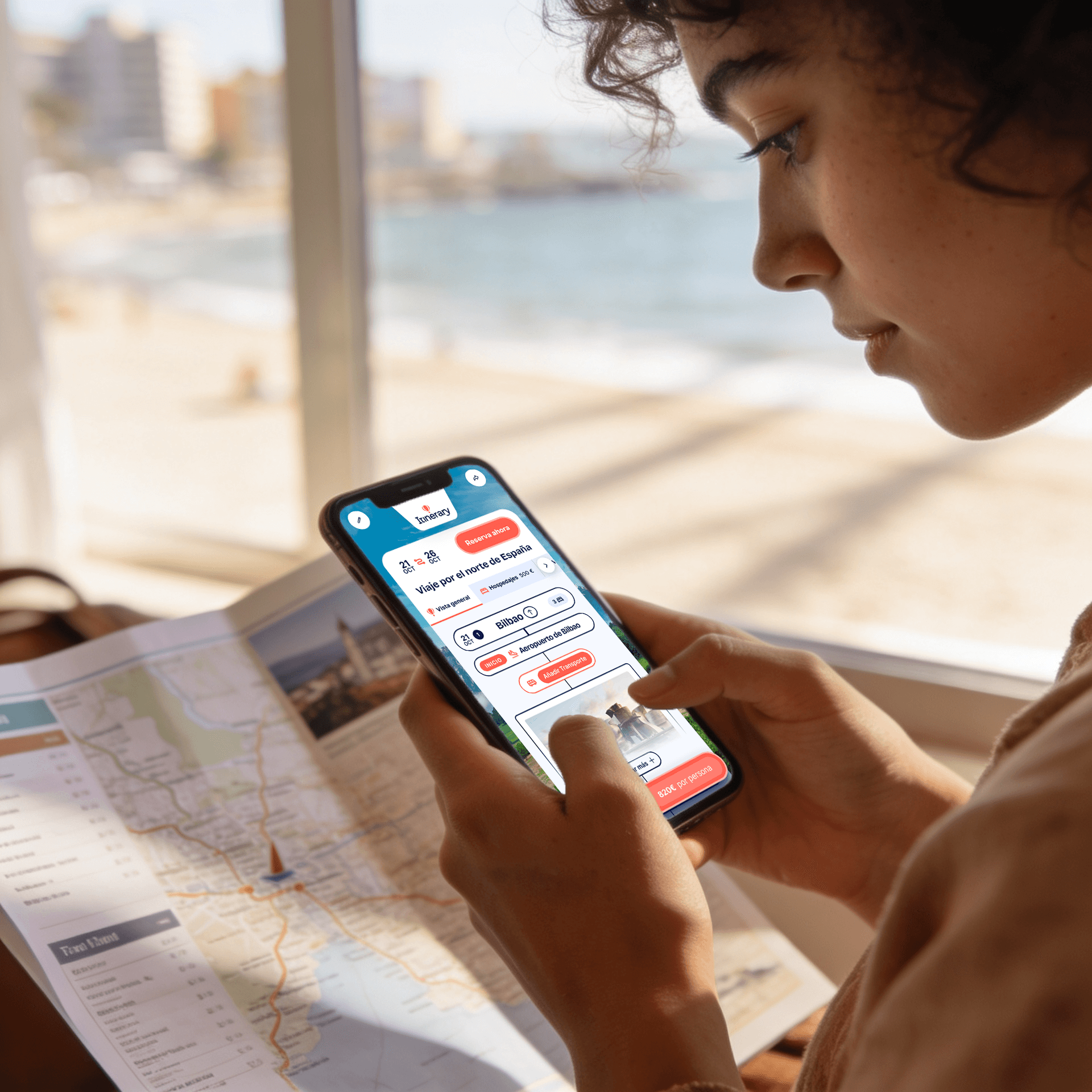 Mujer sonriendo con móvil